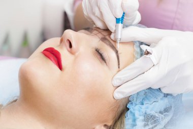 Mikrobleyding kaşlar akışında bir Güzellik Salonu 