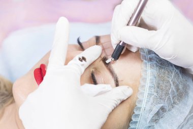 Mikrobleyding kaşlar akışında bir Güzellik Salonu 