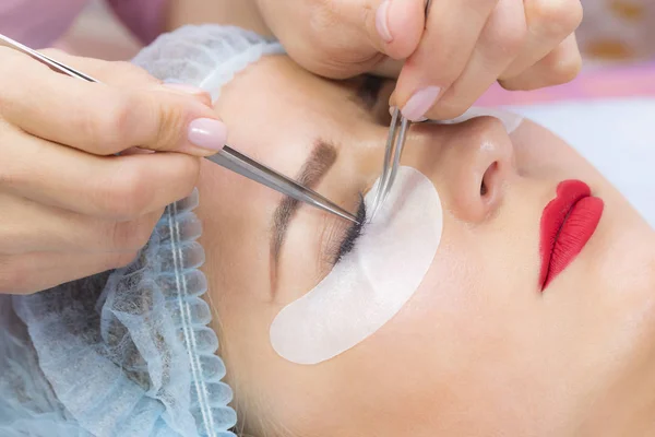 Frau Über Das Verfahren Für Wimpernverlängerungen Wimpernkaschierung — Stockfoto