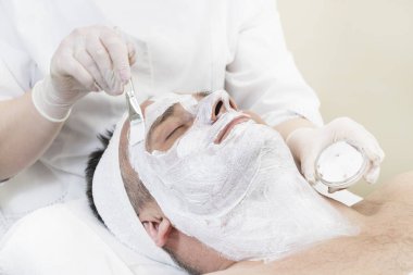 adam maske kozmetik prosedür spa salonda 