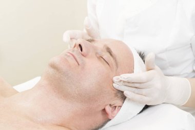 adam maske kozmetik prosedür spa salonda 