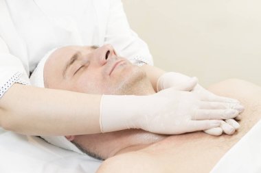 adam maske kozmetik prosedür spa salonda 