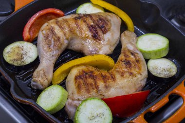 Bir ızgara tava pişirme tavuk budu 