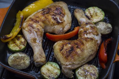 Bir ızgara tava pişirme tavuk budu 