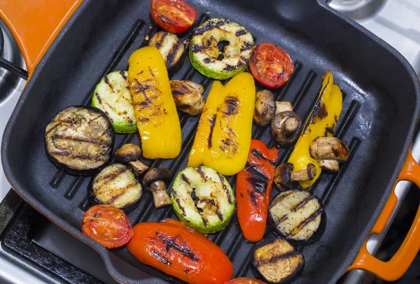 Gemüse Und Pilze Auf Grillpfanne Kochen — Stockfoto