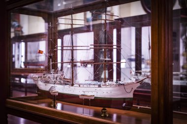 Madrid, İspanya - 28 Mart, 2018: Denizcilik Müzesi Madrid tarihinin İspanyol Donanması gemi modelleri tarihi eser 