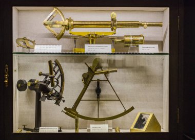 Madrid, İspanya - 28 Mart, 2018: Denizcilik Müzesi Madrid tarihinin İspanyol Donanması gemi modelleri tarihi eser 