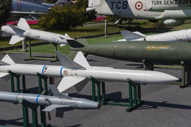 Istanbul, Türkiye - 4 Nisan, 2017: Havacılık Müzesi Istanbul maruz füze bomba, mermi stratejik silahların.