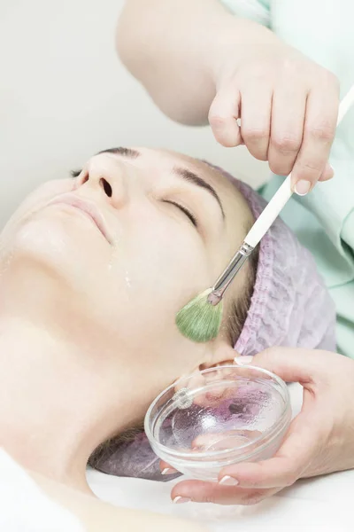 Processus Masque Cosmétique Massage Soins Visage Dans Salon Beauté — Photo