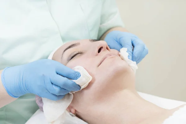 Processen Kosmetiska Mask Massage Och Ansiktsbehandlingar Skönhetssalong — Stockfoto