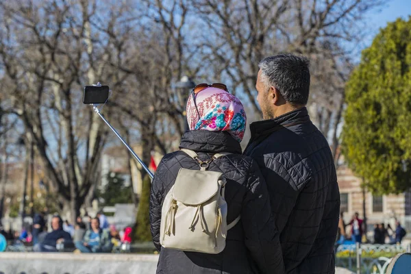 Menschen Auf Den Straßen Istanbuls Machen Selfie Fotos — Stockfoto