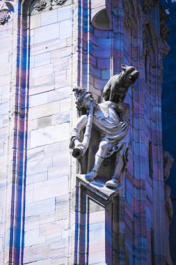 6 HAZİRAN 2018, MİLAN, İTALYA: Milano Katedrali 'ni süsleyen azizlerin ve şehitlerin heykelleri (Duomo di Milano) yakın planda çekilir. 