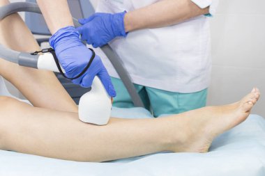 Kadın bacaklarda Güzellik Salonu lazer epilasyon işlemi. 