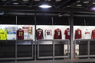 MILAN, İtalya - 6 Haziran 2018: Müze San Siro Stadyumu 'ndaki futbol kulüpleri Inter Milan ve Milan tişörtleriyle ünlüdür..