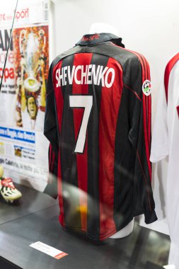 MILAN, İtalya - 6 Haziran 2018: Müze San Siro Stadyumu 'ndaki futbol kulüpleri Inter Milan ve Milan tişörtleriyle ünlüdür..