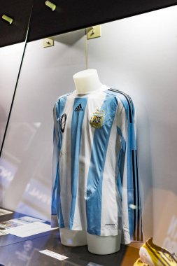 MILAN, İtalya - 6 Haziran 2018: Müze San Siro Stadyumu 'ndaki futbol kulüpleri Inter Milan ve Milan tişörtleriyle ünlüdür..