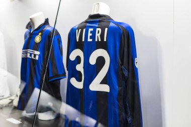 MILAN, İtalya - 6 Haziran 2018: Müze San Siro Stadyumu 'ndaki futbol kulüpleri Inter Milan ve Milan tişörtleriyle ünlüdür..