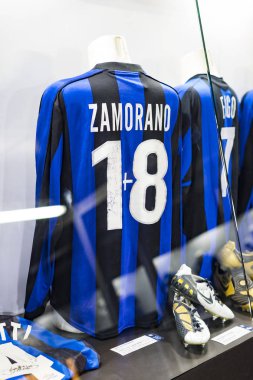 MILAN, İtalya - 6 Haziran 2018: Müze San Siro Stadyumu 'ndaki futbol kulüpleri Inter Milan ve Milan tişörtleriyle ünlüdür..