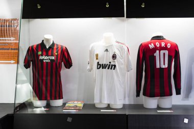 MILAN, İtalya - 6 Haziran 2018: Müze San Siro Stadyumu 'ndaki futbol kulüpleri Inter Milan ve Milan tişörtleriyle ünlüdür..