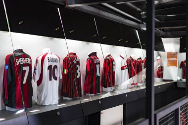 MILAN, İtalya - 6 Haziran 2018: Müze San Siro Stadyumu 'ndaki futbol kulüpleri Inter Milan ve Milan tişörtleriyle ünlüdür..