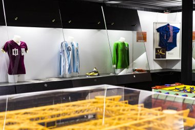 MILAN, İtalya - 6 Haziran 2018: Müze San Siro Stadyumu 'ndaki futbol kulüpleri Inter Milan ve Milan tişörtleriyle ünlüdür..