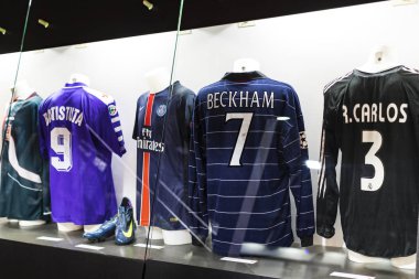 MILAN, İtalya - 6 Haziran 2018: Müze San Siro Stadyumu 'ndaki futbol kulüpleri Inter Milan ve Milan tişörtleriyle ünlüdür..