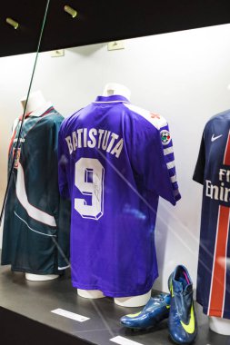 MILAN, İtalya - 6 Haziran 2018: Müze San Siro Stadyumu 'ndaki futbol kulüpleri Inter Milan ve Milan tişörtleriyle ünlüdür..