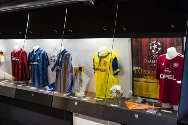 MILAN, İtalya - 6 Haziran 2018: Müze San Siro Stadyumu 'ndaki futbol kulüpleri Inter Milan ve Milan tişörtleriyle ünlüdür..