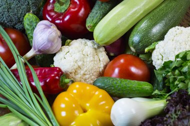 Taze sebze, domates, salatalık, soğan, mantar close-up arka plan 