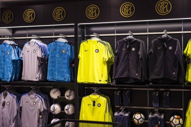 Milan, İtalya - 7 Haziran 2018: Hediyelik eşya ve gereçlerinin takım hayranları ve Stadyum ziyaretçiler için resmi mağaza Fc Inter ve Milan, giyim ve ayakkabı ekibi. 