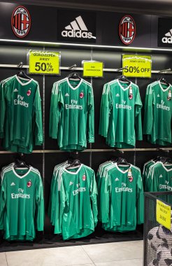 Milan, İtalya - 7 Haziran 2018: Hediyelik eşya ve gereçlerinin takım hayranları ve Stadyum ziyaretçiler için resmi mağaza Fc Inter ve Milan, giyim ve ayakkabı ekibi. 