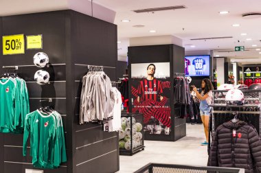 Milan, İtalya - 7 Haziran 2018: Hediyelik eşya ve gereçlerinin takım hayranları ve Stadyum ziyaretçiler için resmi mağaza Fc Inter ve Milan, giyim ve ayakkabı ekibi. 