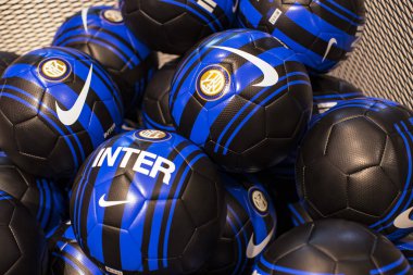 Milan, İtalya - 7 Haziran 2018: Hediyelik eşya ve gereçlerinin takım hayranları ve Stadyum ziyaretçiler için resmi mağaza Fc Inter ve Milan, giyim ve ayakkabı ekibi. 