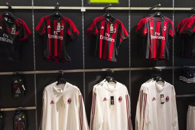 Milan, İtalya - 7 Haziran 2018: Hediyelik eşya ve gereçlerinin takım hayranları ve Stadyum ziyaretçiler için resmi mağaza Fc Inter ve Milan, giyim ve ayakkabı ekibi. 