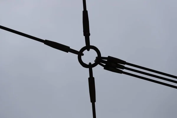 灰色铅天空背景下的电线连接 — 图库照片