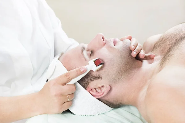 Man Undergoes Procedure Medical Micro Needle Therapy Modern Medical Instrument — Stock Photo, Image