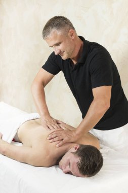 sağlık tedaviler Spor masajı üzerinde genç adam 