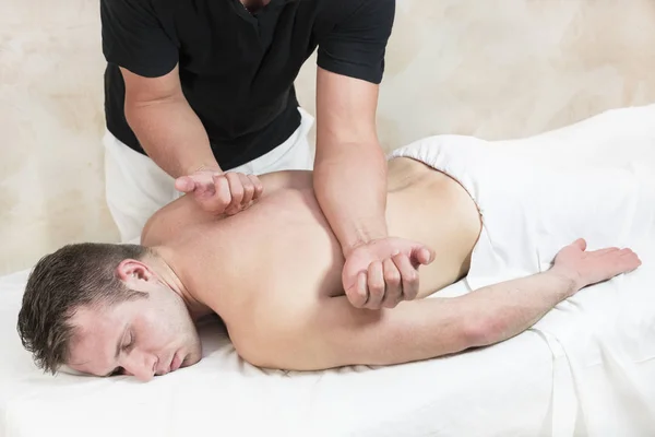 Jeune Homme Sur Les Traitements Bien Être Massage Sportif — Photo