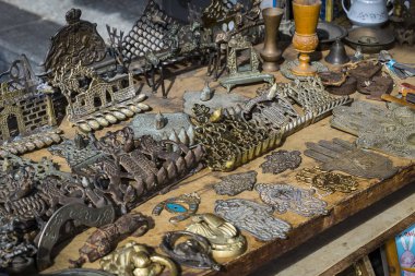 Tel Aviv - Yafa, İsrail - 24 Kasım 2017:Street bit pazarı eski şeyler ve antika içinde eski bölge, Tel Aviv 