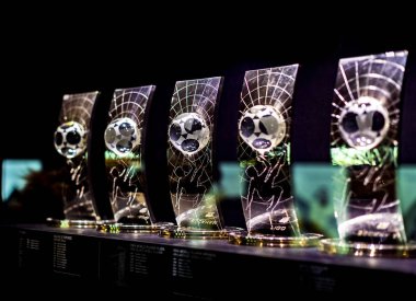 Madrid, İspanya - 25 Mart, 2018: Real Madrid Futbol Kulübü'nün müze su bardağı ve kulüp Ödülleri.