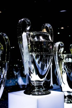 Madrid, İspanya - 25 Mart, 2018: Real Madrid Futbol Kulübü'nün müze su bardağı ve kulüp Ödülleri.