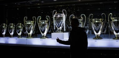 Madrid, İspanya - 25 Mart, 2018: Real Madrid Futbol Kulübü'nün müze su bardağı ve kulüp Ödülleri.