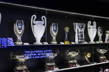 Madrid, İspanya - 25 Mart, 2018: Real Madrid Futbol Kulübü'nün müze su bardağı ve kulüp Ödülleri.