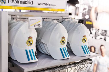 MADRID, İspanya - 25 Mart 2018: Resmi giyim mağazası ve taraftarlar için spor nitelikleri Real Madrid Futbol Kulübü 