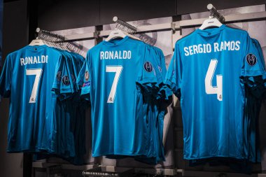 MADRID, İspanya - 25 Mart 2018: Resmi giyim mağazası ve taraftarlar için spor nitelikleri Real Madrid Futbol Kulübü 