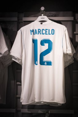 MADRID, İspanya - 25 Mart 2018: Resmi giyim mağazası ve taraftarlar için spor nitelikleri Real Madrid Futbol Kulübü 