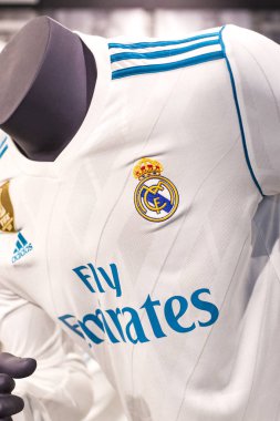 MADRID, İspanya - 25 Mart 2018: Resmi giyim mağazası ve taraftarlar için spor nitelikleri Real Madrid Futbol Kulübü 