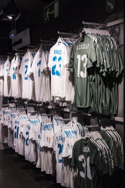 MADRID, İspanya - 25 Mart 2018: Resmi giyim mağazası ve taraftarlar için spor nitelikleri Real Madrid Futbol Kulübü 