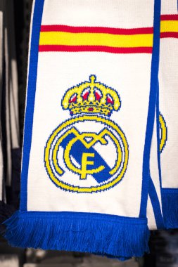 MADRID, İspanya - 25 Mart 2018: Resmi giyim mağazası ve taraftarlar için spor nitelikleri Real Madrid Futbol Kulübü 
