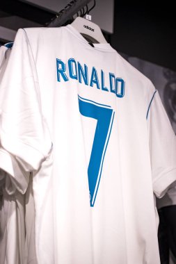 MADRID, İspanya - 25 Mart 2018: Resmi giyim mağazası ve taraftarlar için spor nitelikleri Real Madrid Futbol Kulübü 